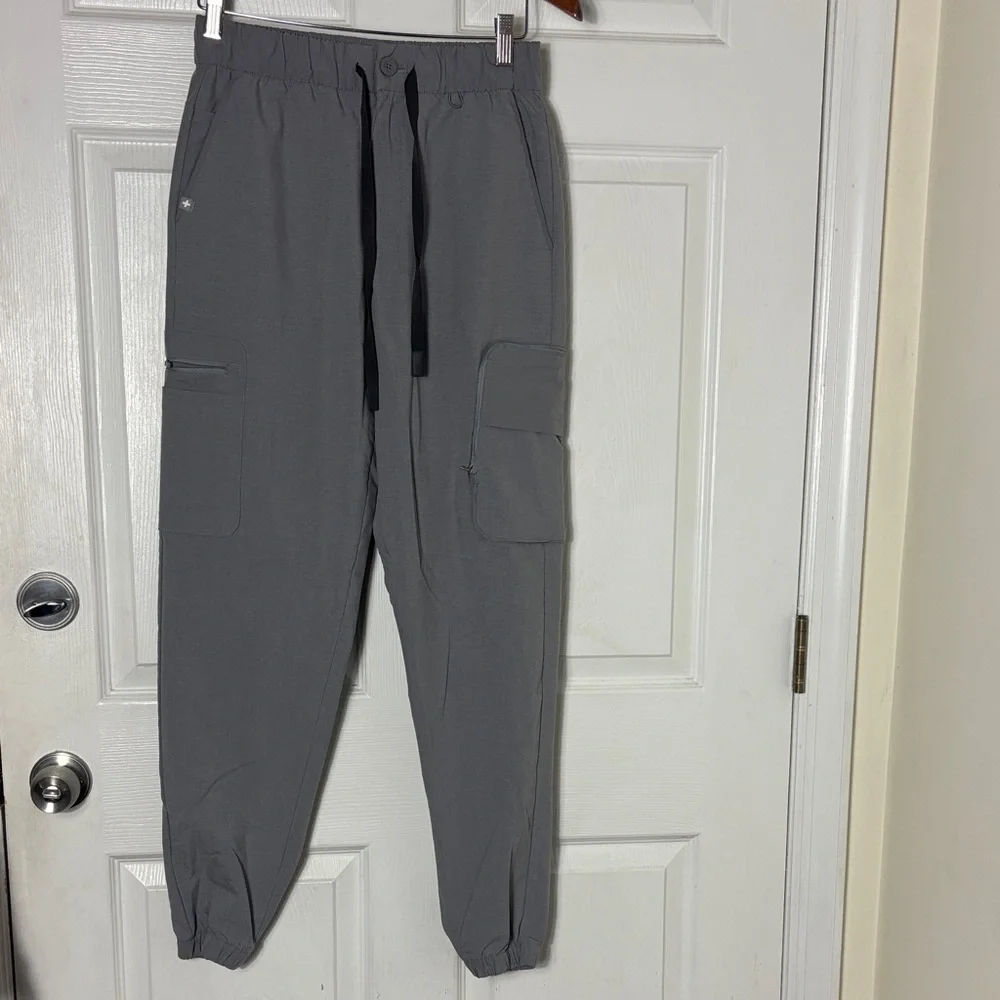 FIGS Men's Gray 21‑Pocket Cargo Scrub Pants Size Small Button Front pull on